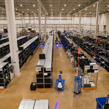 <p>W centrum logistycznym FM Logistic w podwarszawskich Wiskitkach, kt&oacute;re obsługuje zam&oacute;wienia dla Ikei, działa prawie 50 robot&oacute;w zapewniających m.in. w pełni automatyczne pakowanie towar&oacute;w.</p>

<p>&nbsp;</p>
