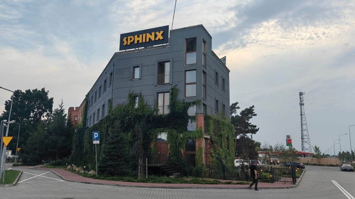 <p>W Żabiej Woli, w odległości ok. 30 km od Warszawy przy drodze ekspresowej S8, ruszyła nowa restauracja sieci SPHINX. Mieści się ona pod adresem Przy Trasie 6, w budynku hotelu.</p>
